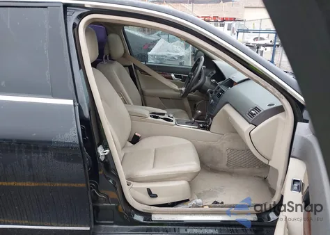 2009 Mercedes-Benz C 300 Luxury/Sport z USA, uszkodzony, nr VIN WDDGF54X19F220023